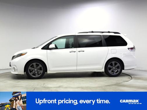 White 2017 Toyota Sienna SE