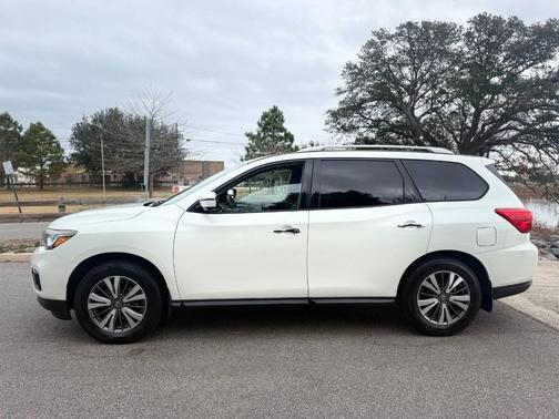 2017 Nissan Pathfinder SL