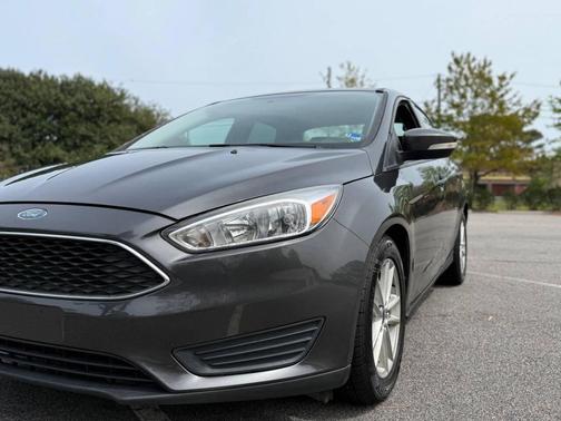 Magnetic 2017 Ford Focus SE