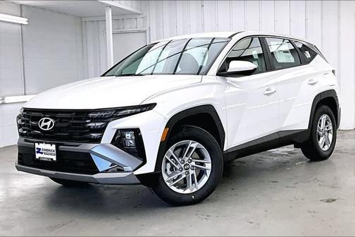 White 2025 Hyundai TUCSON SE