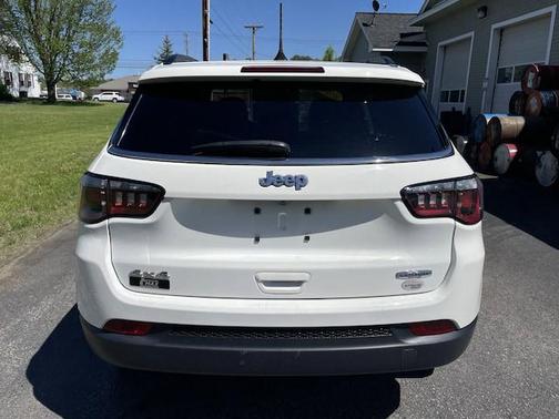 Photo 3 of 32 of 2020 Jeep Compass Latitude
