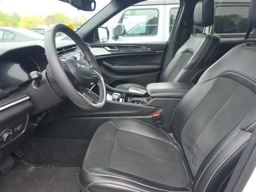 Bright White Clearcoat 2023 Jeep Grand Cherokee Altitude