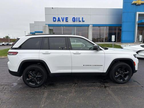 Bright White Clearcoat 2023 Jeep Grand Cherokee Altitude