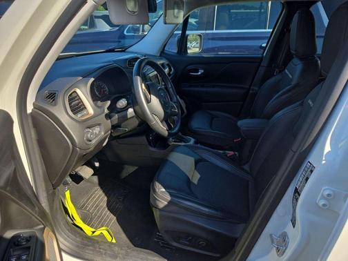 Alpine White 2017 Jeep Renegade Trailhawk