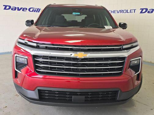 Radiant Red Tintcoat 2026 Chevrolet Traverse LT