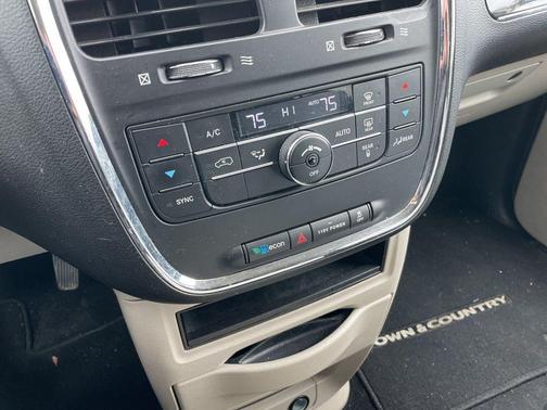 2014 Chrysler Town & Country Touring