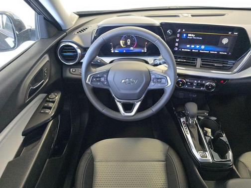 Mosaic Black Metallic 2026 Chevrolet Trax LT