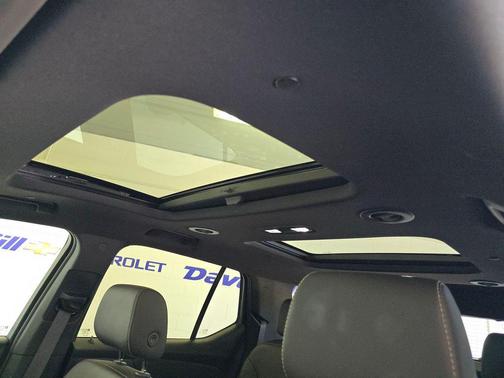 Mosaic Black Metallic 2023 Chevrolet Traverse LT Leather