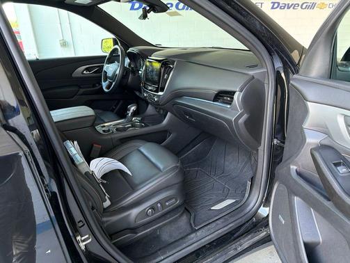 Mosaic Black Metallic 2023 Chevrolet Traverse LT Leather