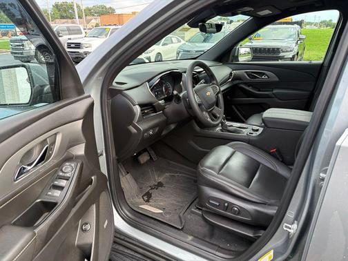 Sterling Gray Metallic 2023 Chevrolet Traverse LT Leather