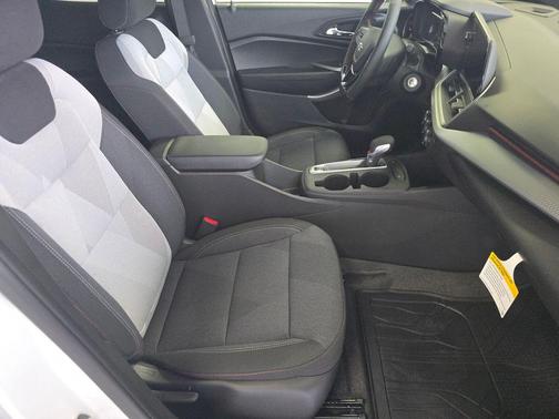 Summit White 2026 Chevrolet Trax FWD 1RS