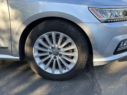 Reflex Silver Metallic 2017 Volkswagen Passat 1.8T SE