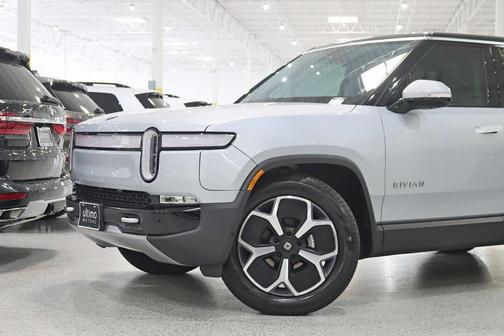 2024 Rivian R1S Adventure