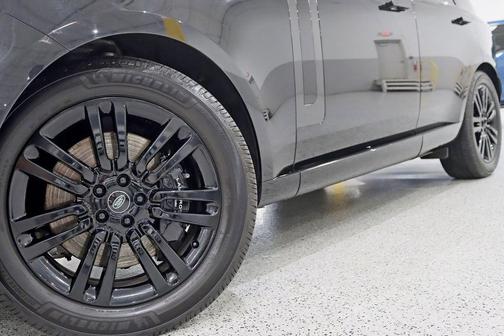 Santorini Black Metallic 2023 Land Rover Range Rover SE