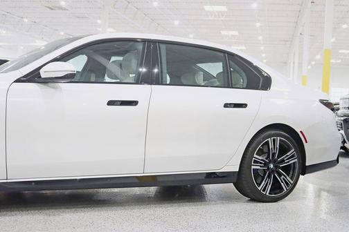 Mineral White Metallic 2024 BMW 760 760i xDrive