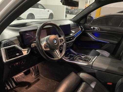 2023 BMW X7 M60i