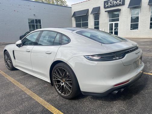 2023 Porsche Panamera 4 Platinum Edition