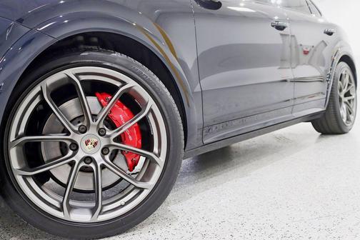 Moonlight Blue Metallic 2023 Porsche Cayenne GTS