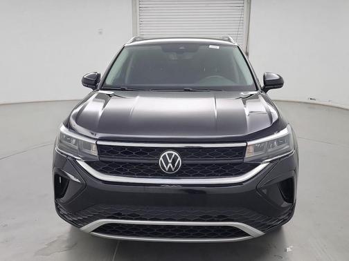 Deep Black Pearl 2023 Volkswagen Taos 1.5T SE