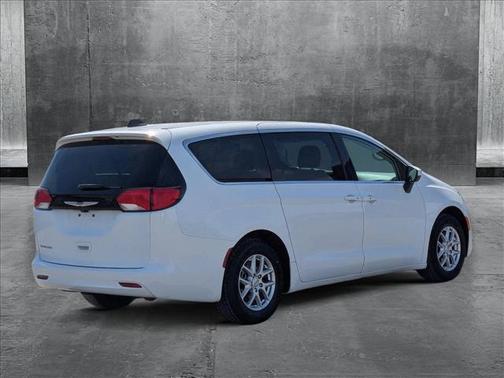 2022 Chrysler Voyager LX