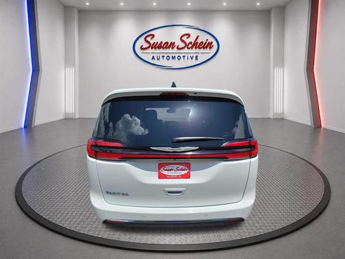 Bright White Clearcoat 2025 Chrysler Pacifica L