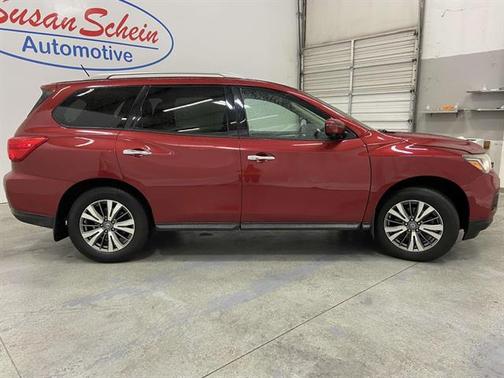 2017 Nissan Pathfinder SL