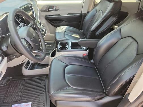 Granite Crystal Metallic Clearcoat 2023 Chrysler Pacifica Touring L