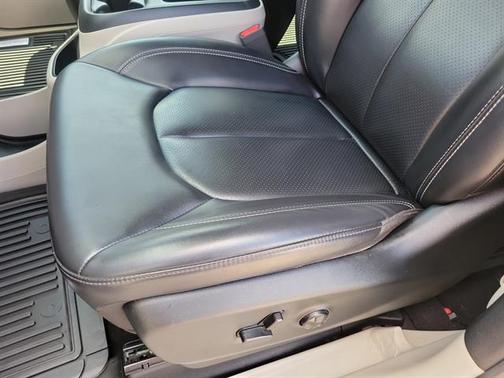 Granite Crystal Metallic Clearcoat 2023 Chrysler Pacifica Touring L