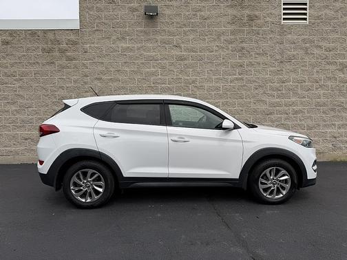 Dazzling White 2018 Hyundai TUCSON SE