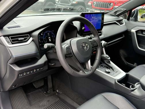 Wind Chill Pearl / Midnight Black Metallic 2024 Toyota RAV4 Hybrid XSE
