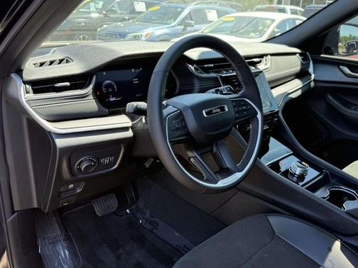 Diamond Black 2025 Jeep Grand Cherokee Laredo