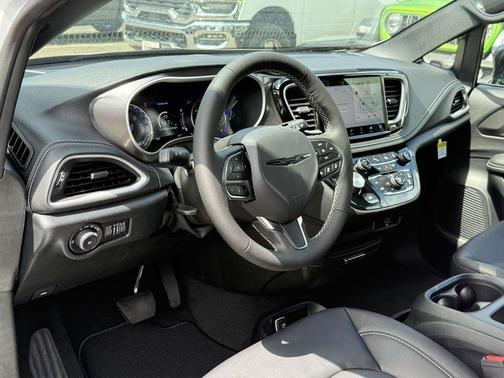 Bright White Clearcoat 2026 Chrysler Pacifica Select