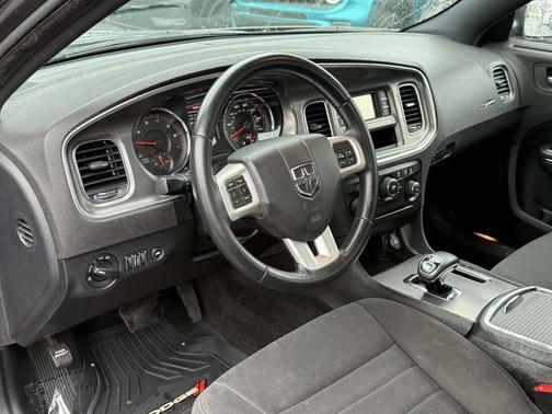 Crystal Metallic 2014 Dodge Charger SE