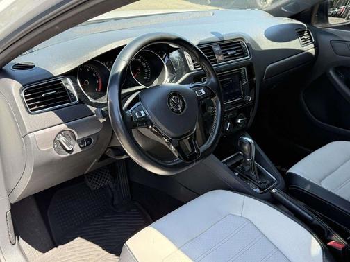 Pure White 2016 Volkswagen Jetta 1.8T Sport