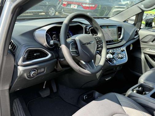 Silver Mist Clearcoat 2026 Chrysler Pacifica Select