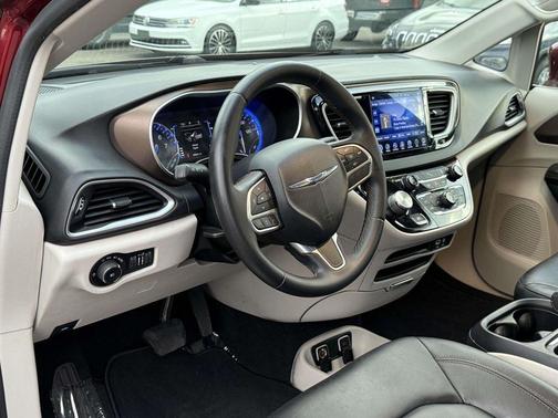 Velvet 2017 Chrysler Pacifica Touring-L