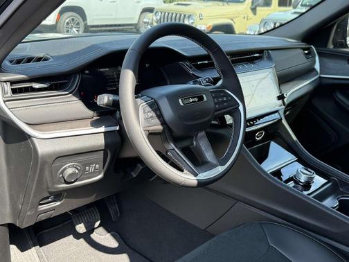 Diamond Black 2026 Jeep Grand Cherokee Laredo