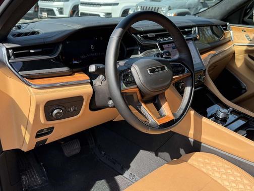 2023 Jeep Grand Cherokee Summit