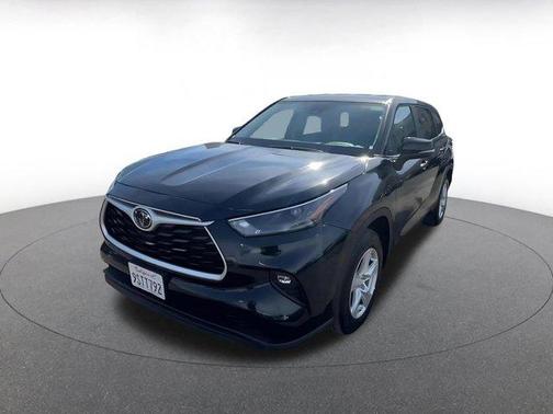 Midnight Black Metallic 2025 Toyota Highlander LE