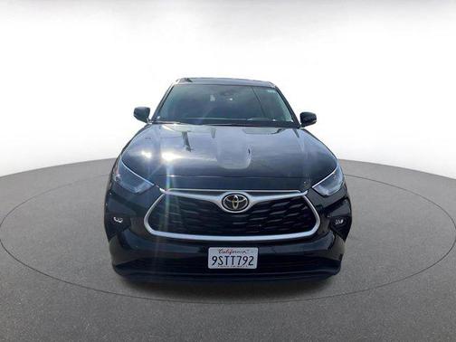 Midnight Black Metallic 2025 Toyota Highlander LE