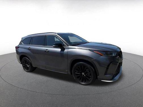 Gray 2025 Toyota Highlander XSE