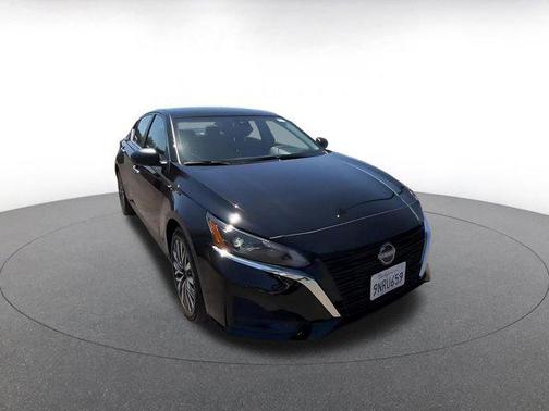 Super Black 2025 Nissan Altima SV FWD