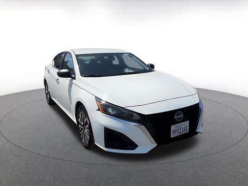 Glacier White 2025 Nissan Altima SV FWD