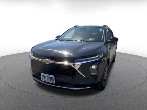 Mosaic Black Metallic 2025 Chevrolet Trax LT