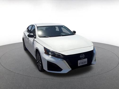Glacier White 2025 Nissan Altima SV FWD