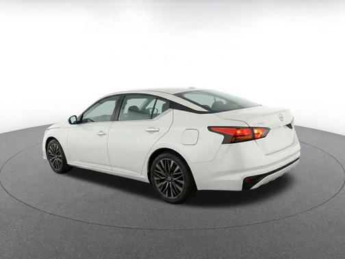 Glacier White 2025 Nissan Altima SV FWD