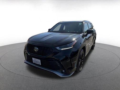 Midnight Black Metallic 2025 Toyota Highlander XSE