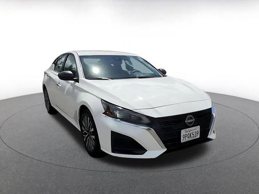 Glacier White 2025 Nissan Altima SV FWD