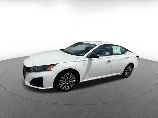 Glacier White 2025 Nissan Altima SV FWD