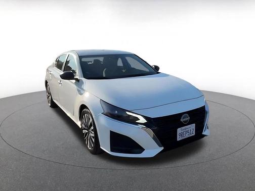 Glacier White 2025 Nissan Altima SV FWD